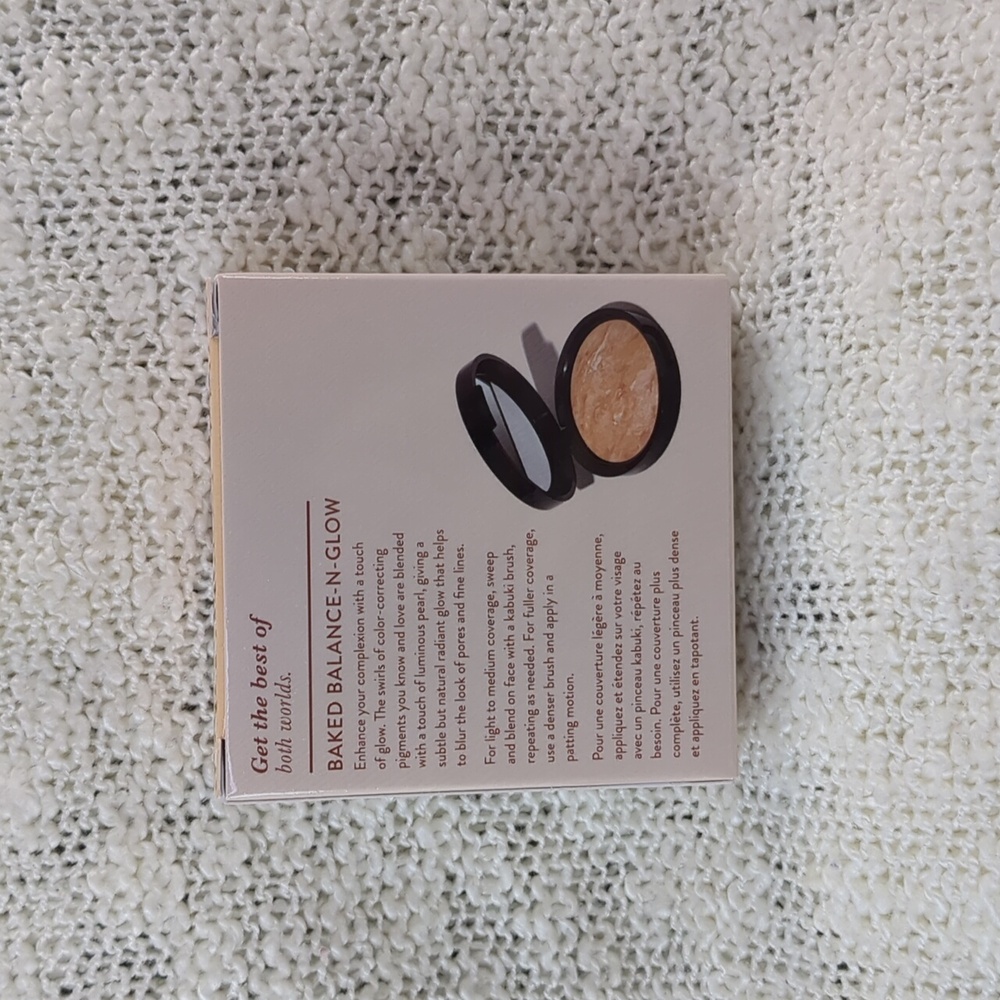 Laura Geller Baked Balance-N-Glow Foundation in Light, 8g/0.28oz - Picture 4 of 11
